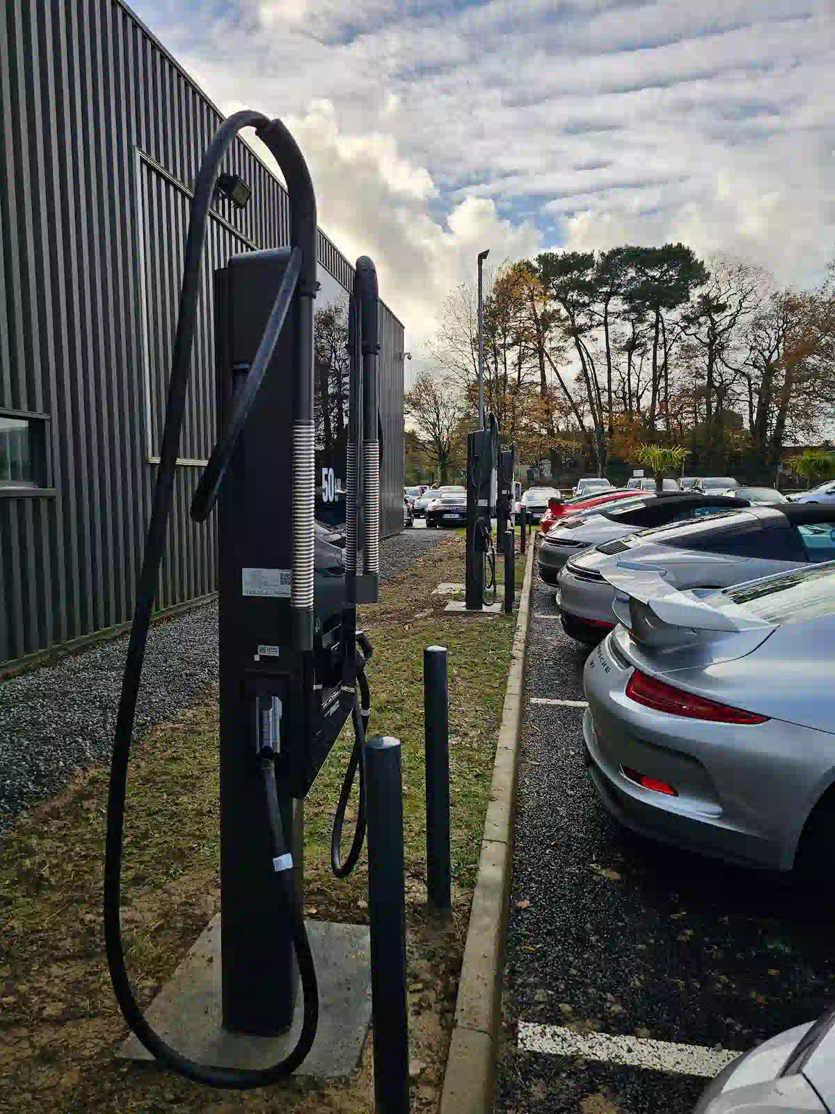 Parking terminé avec marquage au sol et bornes opérationnelles